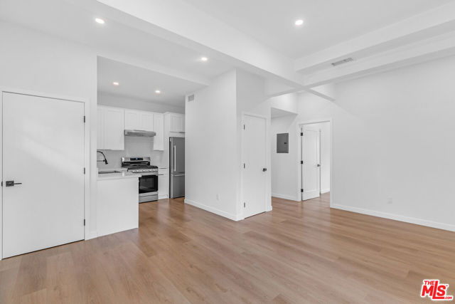 1536 11th Street, Santa Monica CA: https://media.crmls.org/mediaz/30fc8df3-4de8-4b28-ac58-3b24484c405a.jpg