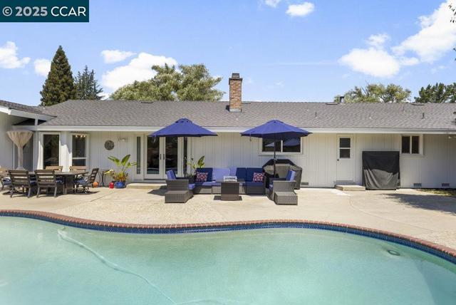 2302 Royal Oaks Dr, Alamo CA: https://media.crmls.org/mediaz/30fd9e7f-cdc3-4d7a-adfa-b5c0e87cb599.jpg