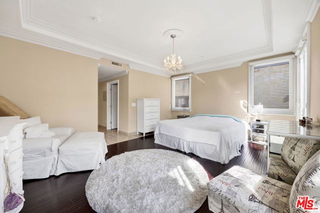 11952 Montana Avenue, Los Angeles CA: https://media.crmls.org/mediaz/30fee646-4294-4a3c-97a4-1c4dfa9e9020.jpg