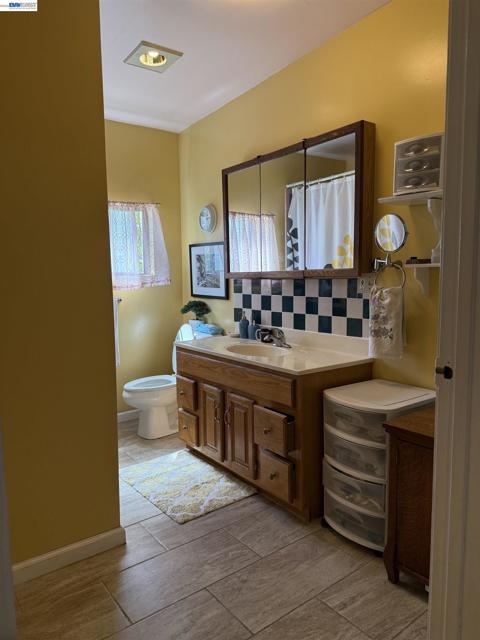 663 25TH Street, Oakland CA: https://media.crmls.org/mediaz/30fee92b-cce5-4179-8eb6-f604c29e154f.jpg