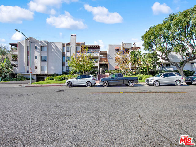 1325 Valley View Road, Glendale CA: https://media.crmls.org/mediaz/30ffa7d6-4e20-4b1f-8e27-24a8ad76319f.jpg