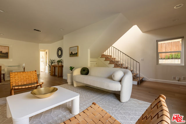 5018 Valleydale Avenue, Los Angeles CA: https://media.crmls.org/mediaz/31003489-bcec-42c0-9856-af2a05a92503.jpg