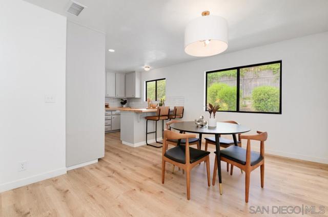 4635 Briar Ridge Rd, Oceanside CA: https://media.crmls.org/mediaz/31003ed3-22ca-4080-9031-d4e704040376.jpg