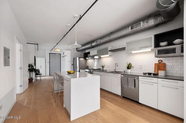 4115 Glencoe Avenue, Marina del Rey CA: https://media.crmls.org/mediaz/310212d0-3dfd-4805-9722-5d3292e730b2.jpg