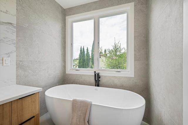 246 Farley Street, Mountain View CA: https://media.crmls.org/mediaz/31023c3c-79ca-4180-bed3-632aa5e23631.jpg
