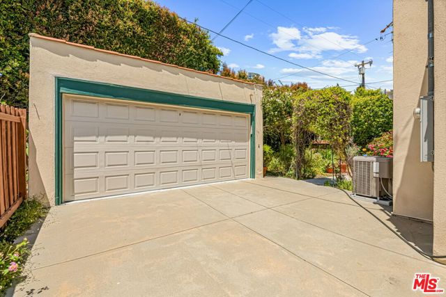 10815 Rochester Avenue, Los Angeles CA: https://media.crmls.org/mediaz/3103466a-7d67-494f-91c1-2a402c41befe.jpg