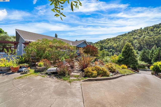 26928 Palomares Rd, Castro Valley CA: https://media.crmls.org/mediaz/31041f74-9af3-406f-a9e8-c27418da59f8.jpg