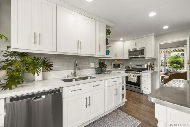 2708 Grove Ave, Carlsbad CA: https://media.crmls.org/mediaz/3106bb8a-7ee0-4d46-88bb-ac2b8550b63f.jpg