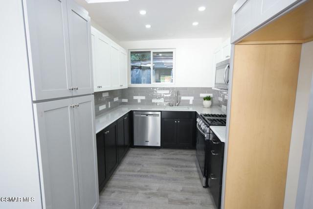 718 Greenbriar Avenue, Simi Valley CA: https://media.crmls.org/mediaz/3107f84c-367a-4d8b-8c27-8c01e2b1a5f2.jpg