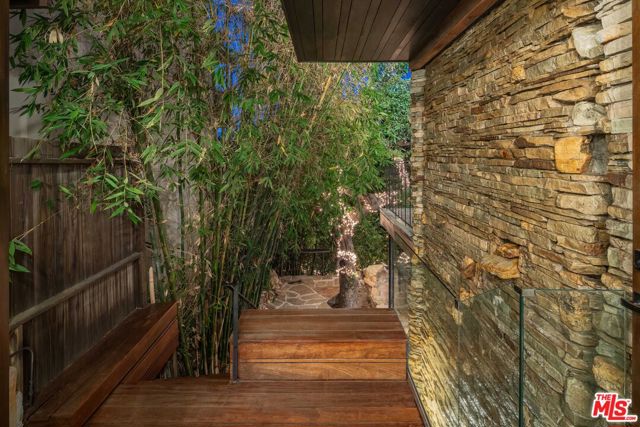 2444 Lyric Avenue, Los Angeles CA: https://media.crmls.org/mediaz/31084203-9791-4eaa-a077-28c0d00985b4.jpg