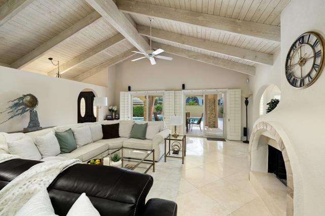 73580 Agave Lane, Palm Desert CA: https://media.crmls.org/mediaz/31088677-8550-4595-82e9-1619b5cd2840.jpg