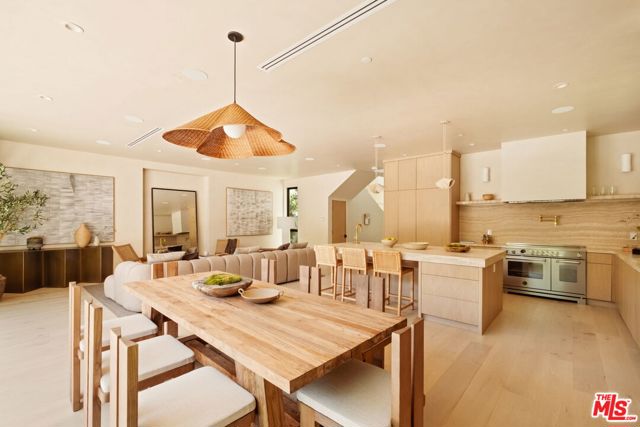 636 N Laurel Avenue, Los Angeles CA: https://media.crmls.org/mediaz/31096004-6a68-426c-a3bb-e911b2216a9c.jpg