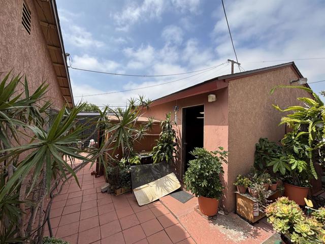 872 74 Duval St, San Diego CA: https://media.crmls.org/mediaz/310a02bc-9fe2-49ae-9cef-57d34e33061e.jpg