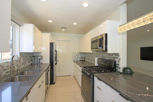 68330 Vega Road, Cathedral City CA: https://media.crmls.org/mediaz/310a8967-c66d-422f-bd1f-3812b48b09be.jpg