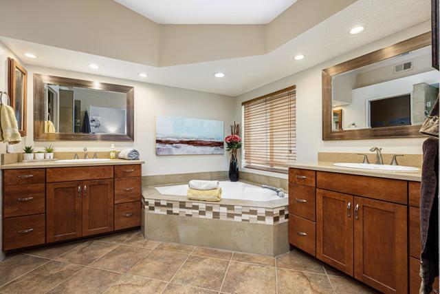 340 Vista Royale Drive, Palm Desert CA: https://media.crmls.org/mediaz/310b68e0-5972-44ba-8500-f9c124503e11.jpg