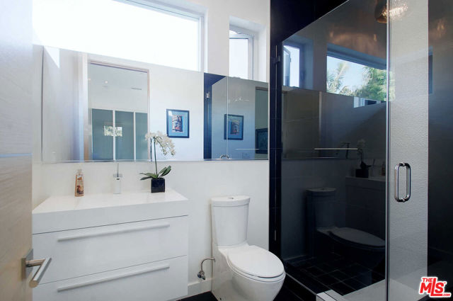429 N Sweetzer Avenue, Los Angeles CA: https://media.crmls.org/mediaz/310b691d-395a-4bd3-8e7f-8e85fcc2f49d.jpg