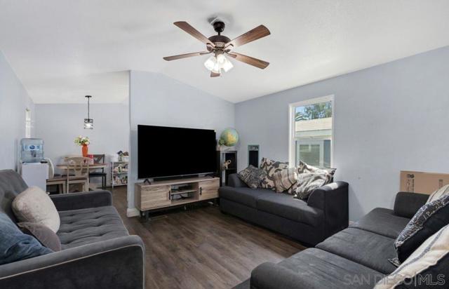 3909 Reche Rd, Fallbrook CA: https://media.crmls.org/mediaz/310b7c2a-79bc-4993-990b-07d50475374e.jpg