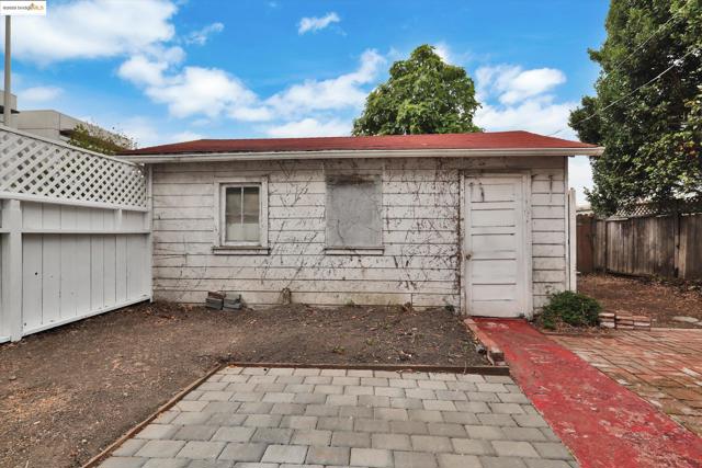 536 Pomona Ave, Albany CA: https://media.crmls.org/mediaz/310ba53d-144f-4e7b-b0d4-6180ca6482ec.jpg