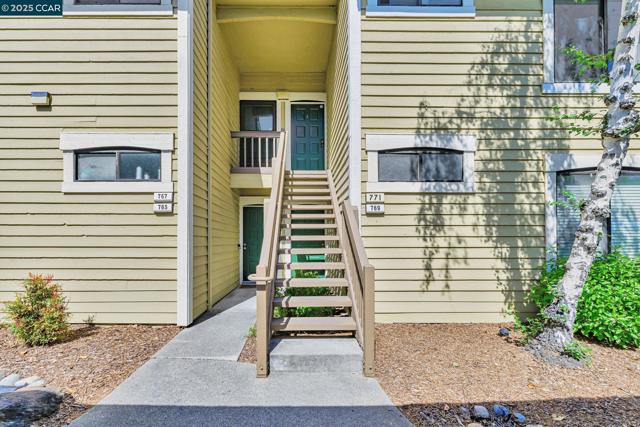 771 Center Ave, Martinez CA: https://media.crmls.org/mediaz/310c29f3-091c-4e29-8406-b53790471e70.jpg