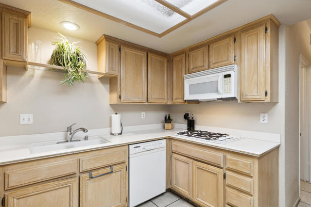 48538 Via Amistad, La Quinta CA: https://media.crmls.org/mediaz/310d9f73-f3fe-4a06-bb7d-05ac47899481.jpg