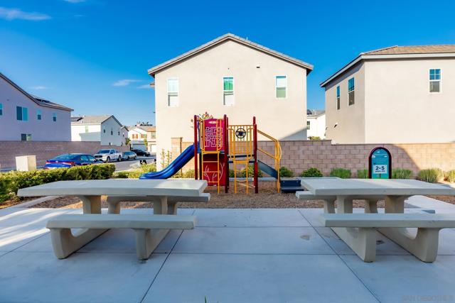 532 Enzo St, Lake Elsinore CA: https://media.crmls.org/mediaz/310da9d4-2b99-4736-a387-ba234a5d9be6.jpg