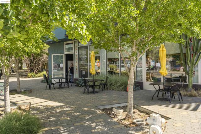 1364 Powell St, Emeryville CA: https://media.crmls.org/mediaz/310e8f57-f668-4d93-81bd-677d06986a9f.jpg