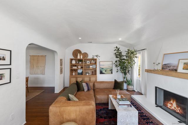 4826 Biona Dr, San Diego CA: https://media.crmls.org/mediaz/3110fdcf-43d6-4765-8666-39844ca9be0b.jpg