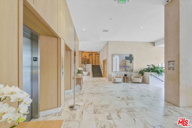 999 N Doheny Drive, West Hollywood CA: https://media.crmls.org/mediaz/311146ad-cdff-4fa1-9a68-9c8f19158dcb.jpg