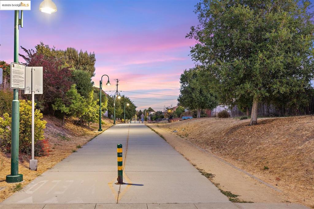 https://media.crmls.org/mediaz/31116072-2dc5-4f5a-8205-0cf44f1b0cbc.jpg?preset=X-Large