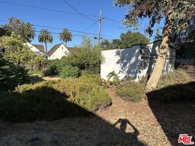 3231 Garden Avenue, Los Angeles CA: https://media.crmls.org/mediaz/3111f08b-db73-4544-8dd7-6c78575e3d52.jpg