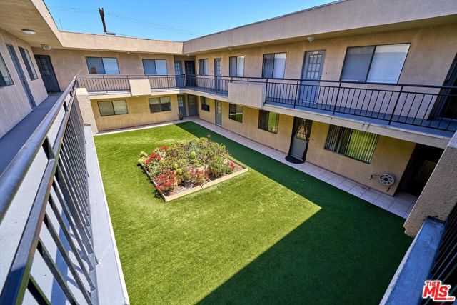 326 S Manhattan Place, Los Angeles CA: https://media.crmls.org/mediaz/311251c0-661d-4f3f-8f4f-ad830ef97f96.jpg