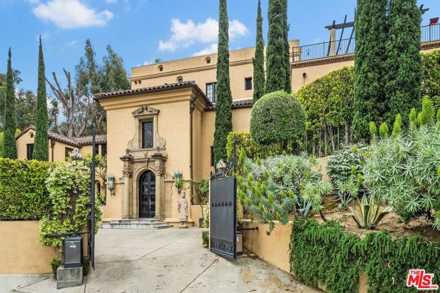 4320 Cedarhurst Circle, Los Angeles CA: https://media.crmls.org/mediaz/3112a332-f279-4f14-b862-d57097fc319e.jpg