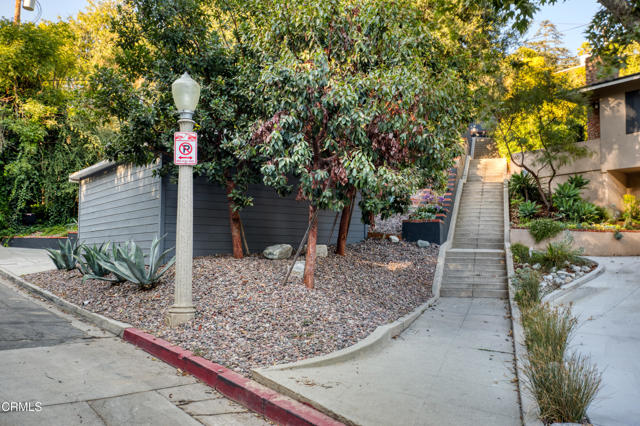 354 Glenullen Drive, Pasadena CA: https://media.crmls.org/mediaz/31144fd3-8a2a-404a-bbac-0255e0688822.jpg