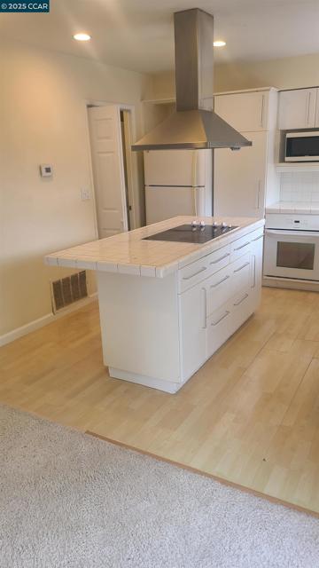 7977 Arcade Lake Ln, Citrus Heights CA: https://media.crmls.org/mediaz/31149f0c-ebdb-42e7-bdc4-07435b29f24e.jpg