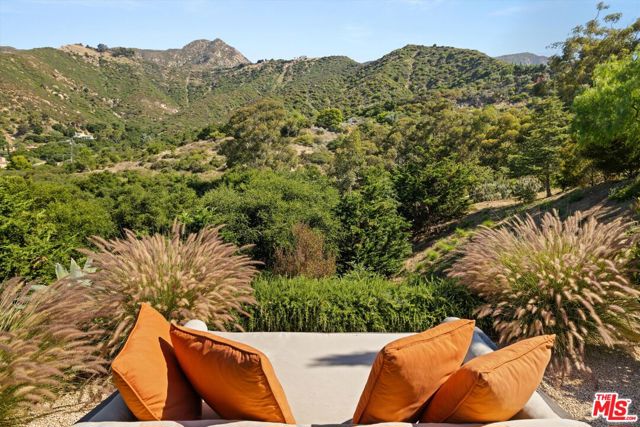 3091 Hidden Valley Lane, Santa Barbara CA: https://media.crmls.org/mediaz/3114e101-18dd-4bfd-882c-0cf31efbc307.jpg