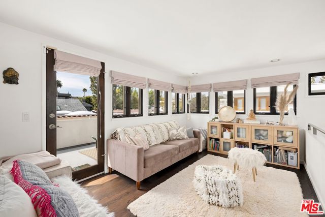 505 Pier Avenue, Santa Monica CA: https://media.crmls.org/mediaz/3116a668-2952-4fc4-8abb-39cf82c036c1.jpg