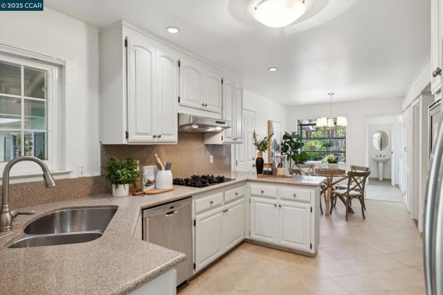 3662 Perada Dr, Walnut Creek CA: https://media.crmls.org/mediaz/3116afe6-b6c0-4825-b728-459862e49b03.jpg