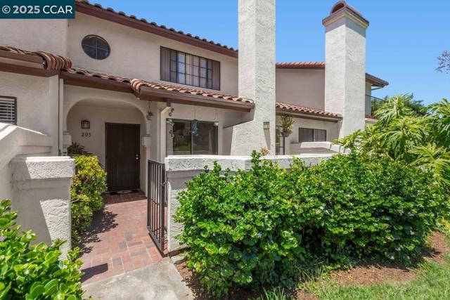 4215 Porte de Palmas, San Diego CA: https://media.crmls.org/mediaz/3117d923-e6c9-4dc2-b452-a9823fe85b40.jpg