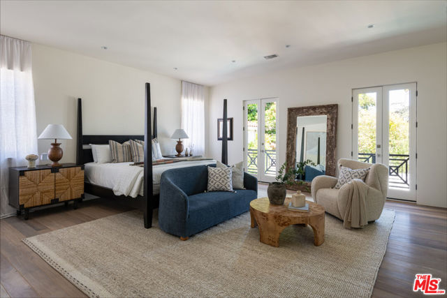 526 N Plymouth Boulevard, Los Angeles CA: https://media.crmls.org/mediaz/3117e9a2-df7e-470f-9941-af1fc65d64ed.jpg