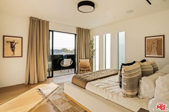 1900 Penmar Avenue, Venice CA: https://media.crmls.org/mediaz/3118e518-7e36-4b00-ae33-1b9f93c63301.jpg