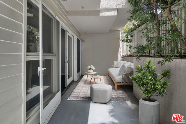 2115 3RD Street, Santa Monica CA: https://media.crmls.org/mediaz/31190661-72d5-4115-bcd3-aacbfa26f059.jpg