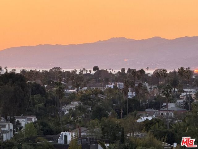 13700 Marina Pointe Drive, Marina del Rey CA: https://media.crmls.org/mediaz/31193437-03db-46e4-9386-b3df52d9c9f8.jpg
