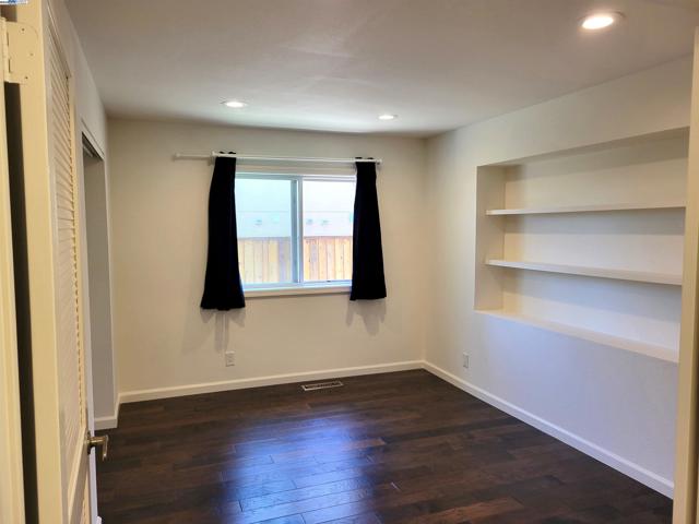 17089 Columbia Dr, Castro Valley CA: https://media.crmls.org/mediaz/311a5aab-7346-4fee-95c6-8e860c8bf54f.jpg