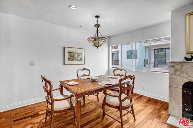 910 S Holt Avenue, Los Angeles CA: https://media.crmls.org/mediaz/311b0e2c-dd04-4572-b585-ae44ff8225fc.jpg