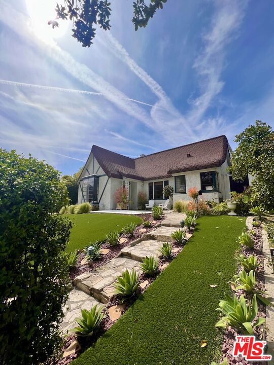 219 Winchester Avenue, Glendale CA: https://media.crmls.org/mediaz/311bec40-097e-4486-8c70-6ce82a1dbde1.jpg