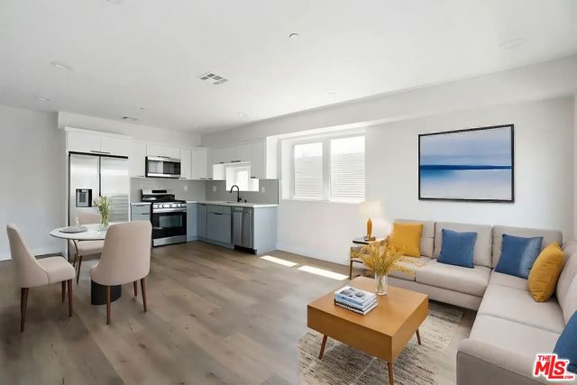 1724 Menlo Avenue, Los Angeles CA: https://media.crmls.org/mediaz/311c8339-d5eb-404b-88c2-fccdfb541794.jpg