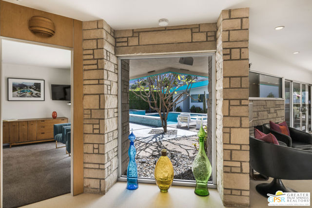 780 S Palo Verde Avenue, Palm Springs CA: https://media.crmls.org/mediaz/311d212c-5218-4ed9-b925-2ec8643527e3.jpg
