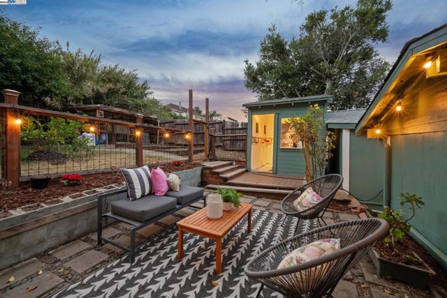 2449 26TH AVENUE, Oakland CA: https://media.crmls.org/mediaz/311d4499-98e2-4dc1-8027-8e864ab7ef61.jpg