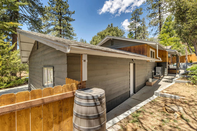 25440 Rim Rock Road, Idyllwild CA: https://media.crmls.org/mediaz/311d4683-7774-4ad3-9f7f-851b10fb89c5.jpg