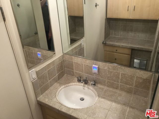 516 N San Vicente Boulevard, West Hollywood CA: https://media.crmls.org/mediaz/311e4090-1ac8-48d3-80f7-ef2a57cbdb74.jpg
